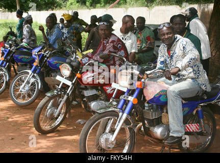 Africa driver moto sedersi all'ombra di attesa per i passeggeri. Foto Stock