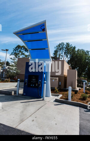 Un pubblico di idrogeno stazione di rifornimento di carburante, per idrogeno powered automobili, con due pompe a Santa Barbara, California. Foto Stock