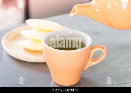 Tazza di tè con tradizionale Thai i cookie, stock photo Foto Stock