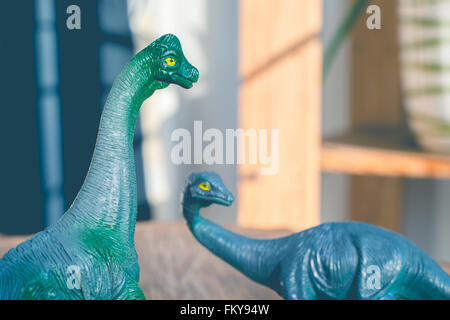 Close-up di due plastica giocattolo dinosauro con retro effetto vintage Foto Stock