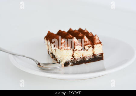 Tiramisù torta di caffè servito su una piastra bianca Foto Stock