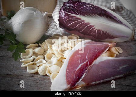 Ingredienti Orecchiette Cicoria di Speck Foto Stock