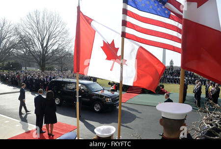 Washington, Distretto di Columbia, Stati Uniti d'America. Decimo Mar, 2016. Il Presidente degli Stati Uniti Barack Obama accoglie favorevolmente il Primo Ministro Justin Trudeau del Canada alla Casa Bianca per una visita ufficiale Marzo 10, 2016 a Washington, DC .Credito: Olivier Douliery/Piscina via CNP Credito: Olivier Douliery/CNP/ZUMA filo/Alamy Live News Foto Stock