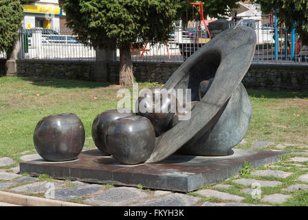 La scultura in bronzo di un cappello e mele, simbolo del sidro tradizionali, Villaviciosa, Asturias, Spagna Foto Stock