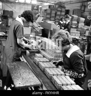 Le donne lavoratrici su Pronto sempre le batterie della linea di produzione degli anni sessanta la Gran Bretagna British Regno Unito Foto Stock