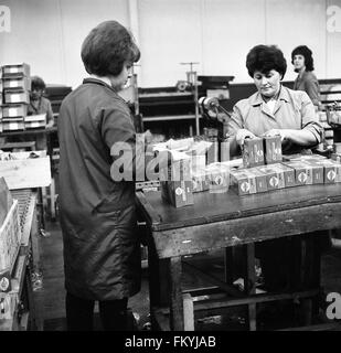 Le donne lavoratrici su Pronto sempre le batterie della linea di produzione degli anni sessanta la Gran Bretagna British Regno Unito Foto Stock