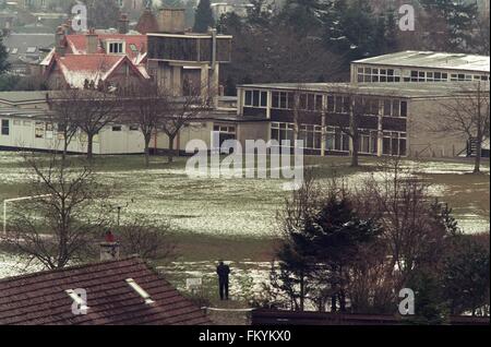 Un funzionario di polizia sta di guardia a Dunblane scuola primaria, Scozia, poco dopo l'incidente di tiro nei locali. Il Dunblane School Massacre è stato uno dei più letali omicidi di massa nella storia del Regno Unito, quando pistolero Thomas Hamilton ucciso sedici bambini e un insegnante a Dunblane scuola primaria vicino a Stirling, in Scozia il 13 marzo 1996, prima di uccidere se stesso. Come un risultato di uccisioni, due nuove armi da fuoco gli atti sono passati, che rese effettivamente la proprietà privata di pistole illegale in Gran Bretagna. Foto Stock