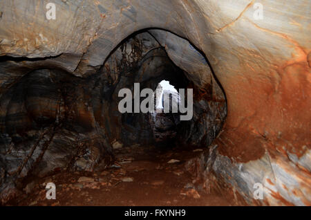 Foto dell'ingresso attraverso l'interno della grotta Foto Stock