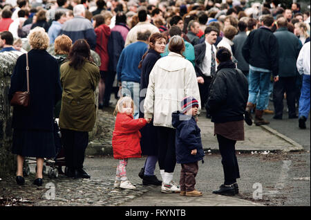 I bambini e gli adulti si raccolgono al di fuori di Dunblane scuola primaria, Scozia, poco dopo l'incidente di tiro nei locali. Il Dunblane School Massacre è stato uno dei più letali omicidi di massa nella storia del Regno Unito, quando pistolero Thomas Hamilton ucciso sedici bambini e un insegnante a Dunblane scuola primaria vicino a Stirling, in Scozia il 13 marzo 1996, prima di uccidere se stesso. Come un risultato di uccisioni, due nuove armi da fuoco gli atti sono passati, che rese effettivamente la proprietà privata di pistole illegale in Gran Bretagna. Foto Stock