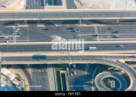 Vista dall'alto di interscambio autostradale a Dubai, UAE. Mattina shot Foto Stock