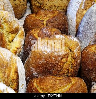 Pasta acida fresca pane in una panetteria Foto Stock