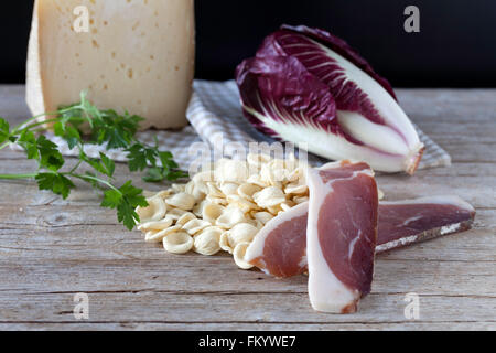 Fresh Orecchiette radicchio rosso, speck e formaggio Foto Stock