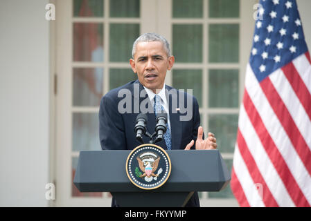 Washington DC, Stati Uniti d'America. 10 marzo, 2016. - La Casa Bianca Rose Garden; il Presidente Barack Obama risponde alle domande durante una conferenza stampa congiunta con il primo ministro canadese Justin Trudeau. Credito: Patsy Lynch/Alamy Live News Foto Stock