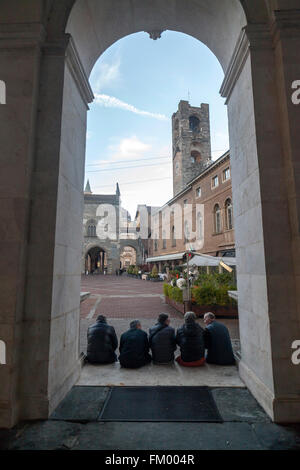 Vista Piazza Vecchia portici di Palazzo Nuovo, la Torre Civica o Campanone, Città Alta di Bergamo,Lombardia,l'Italia. Foto Stock