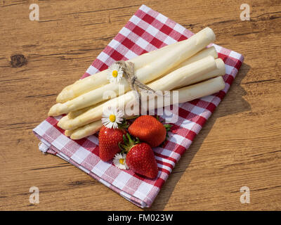 Gli asparagi e le fragole sul tavolo Foto Stock