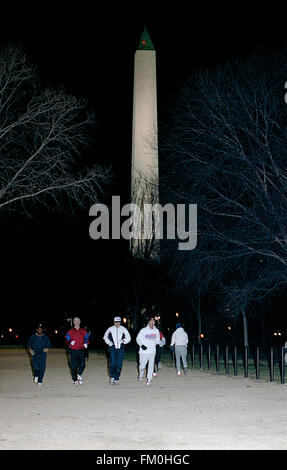 Washington, DC, Stati Uniti d'America, 8 dicembre, 1992 Presidente -eleggere William Clinton va di fare jogging lungo il National Mall e pause di allungare sul recinto intorno alla Casa Bianca. Credito: Mark Reinstein Foto Stock