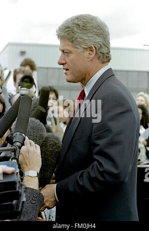 Richmond, Virginia, Stati Uniti d'America, 16 ottobre 1992 il candidato presidenziale Governatore dell'Arkansas William Clinton risponde alle domande dei giornalisti presso il Richmond Virginia aeroporto il giorno dopo il dibattito, prima di iniziare la rotazione finale della campagna. Credito: Mark Reinstein Foto Stock