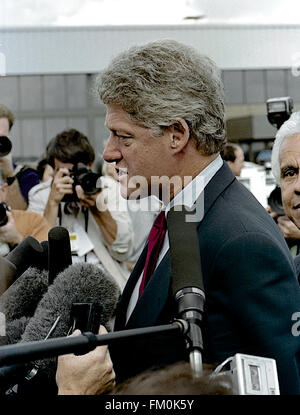 Richmond, Virginia, Stati Uniti d'America, 16 ottobre 1992 il candidato presidenziale Governatore dell'Arkansas William Clinton risponde alle domande dei giornalisti presso il Richmond Virginia aeroporto il giorno dopo il dibattito, prima di iniziare la rotazione finale della campagna. Credito: Mark Reinstein Foto Stock