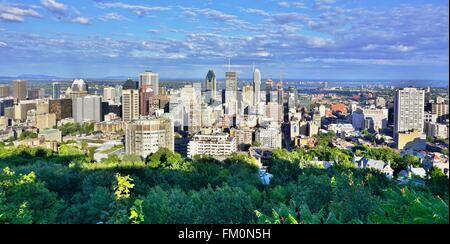 Suggestivo panorama della città di Montreal nel Quebec dal Chalet du Mont Royal (Mount Royal Chalet) belvedere Foto Stock