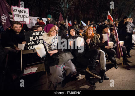 Varsavia, Polonia. 10 marzo, 2016. Le persone prendono parte a una dimostrazione organizzata dal polacco Razem partito e Comitato polacco per la Difesa della Democrazia (KOD) chiamando il Primo ministro polacco Beata Szydlo di pubblicare il Tribunale Costituzionale verdetto, all'Ufficio del Primo Ministro il 10 marzo 2016 a Varsavia in Polonia. Credito: MW/Alamy Live News Foto Stock