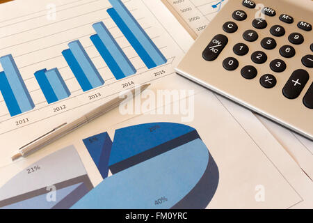 Scrivania da ufficio con grafici , istogrammi e documenti finanziari Foto Stock