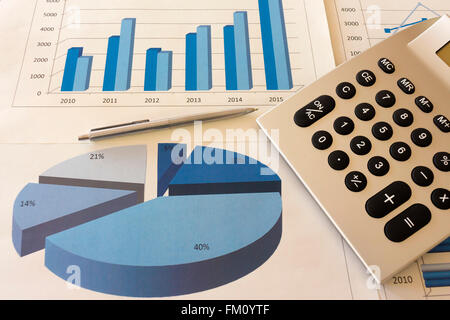 Scrivania da ufficio con grafici , istogrammi e documenti finanziari Foto Stock