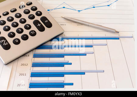 Scrivania da ufficio con grafici , istogrammi e documenti finanziari Foto Stock