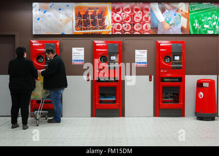 In retromarcia della macchina distributrice in Germania. Foto Stock