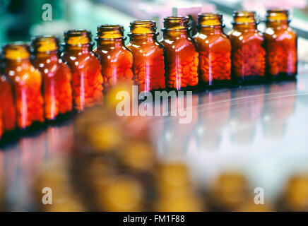 Pillole di bottiglia in produzione e confezionamento la linea di produzione della società farmaceutica Foto Stock