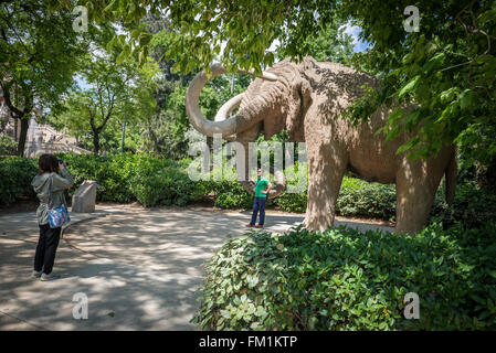 Mammoth statua realizzata da Miquel Dalmau nel Parc de la Ciutadella (Cittadella Park) nella Ciutat Vella distretto di Barcellona, Spagna Foto Stock