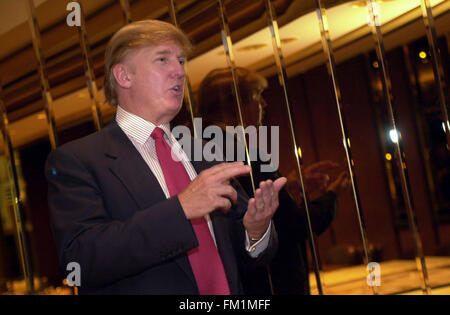 Real Estate Tycoon Donald Trump svela i suoi piani e tours il rinnovamento del Barbizon Hotel su Agosto 8, 2002. L'ex hotel, che servite sia residente e popolazione transiente viene rinnovato in appartamenti di lusso. (© Francesca M. Roberts) Foto Stock