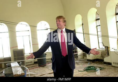 Il Real Estate Tycoon Donald Trump svela i suoi piani e visita la ristrutturazione del Barbizon Hotel l'8 agosto 2002. L'ex hotel, che serviva sia una popolazione residente che transitoria, e' stato rinnovato in appartamenti di lusso. (© Frances M. Roberts)donald tr Foto Stock