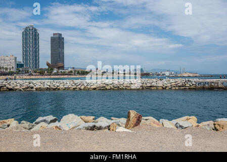 L'Hotel Arts, Torre Mapfre grattacielo e pesci scultura progettata da Frank Gehry in Barcellona, Spagna Foto Stock