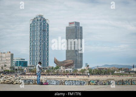 L'Hotel Arts, Torre Mapfre grattacielo e pesci scultura progettata da Frank Gehry in Barcellona, Spagna Foto Stock