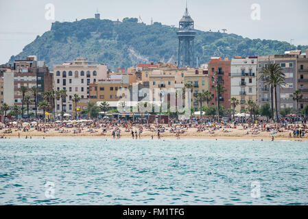 Torre Jaume I di Port Vell linea tramviaria, vista con la spiaggia di Barceloneta e la collina di Montjuic a Barcellona, Spagna Foto Stock