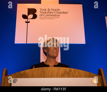 York, Regno Unito. 10 marzo, 2016. Steph McGovern, BBC prima colazione e business presenter, prende per lo stadio a York e North Yorkshire della Camera di Commercio di cena annuale tenutosi presso il Museo nazionale delle ferrovie. Oltre 500 aziende influenti uomini e donne hanno partecipato. Foto Fotografia Bailey-Cooper/Alamy Live News Foto Stock