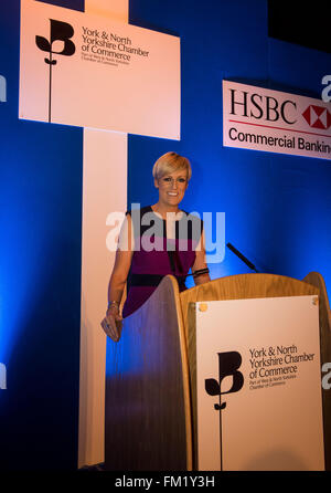 York, Regno Unito. 10 marzo, 2016. Steph McGovern, BBC prima colazione e business presenter, prende per lo stadio a York e North Yorkshire della Camera di Commercio di cena annuale tenutosi presso il Museo nazionale delle ferrovie. Oltre 500 aziende influenti uomini e donne hanno partecipato. Foto Fotografia Bailey-Cooper/Alamy Live News Foto Stock