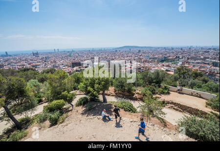 Vista da tre croci Hill nel famoso Parco Guell sul Carmelo Hill in Barcellona, Spagna Foto Stock