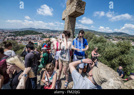 I turisti a tre croci Hill nel famoso Parco Guell sul Carmelo Hill in Barcellona, Spagna Foto Stock