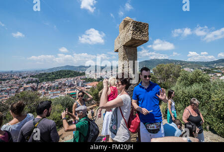 I turisti a tre croci Hill nel famoso Parco Guell sul Carmelo Hill in Barcellona, Spagna Foto Stock