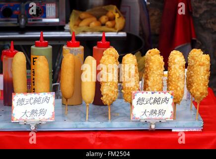 Un fast food vende liscia e chunky cani di mais. Il cartello dice che essi contengono salsicce tedesche Foto Stock