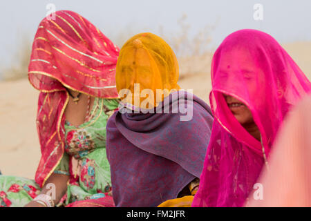 Asia, India Rajasthan, Manvar,deserto, dune di sabbia. Colorfully vestito le donne del villaggio si sono riuniti insieme. Foto Stock