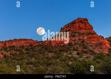 Luna sulle rocce rosse di Sedona in Arizona Foto Stock