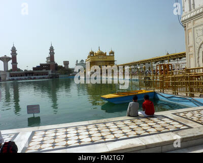 Tempio d'oro, Amritsar Punjab, India, oro coperto tempio su una piattaforma nel centro del serbatoio santo, Amrit sarovar Foto Stock