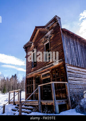 Vecchio, olitary, abbandonati in legno storia di due casa in inverno Foto Stock