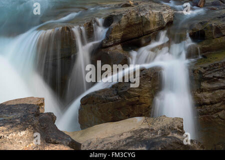Una chiusura di una lunga esposizione di Wapiti acqua cade Foto Stock