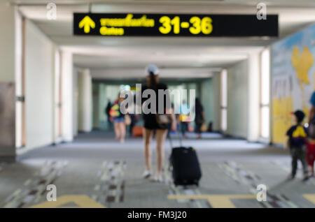 Passeggeri in aeroporto su blur sullo sfondo Foto Stock