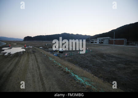 I resti di Okawa Scuola elementare su Marzo 11, 2016 in Ishinomaki, Prefettura di Miyagi, Giappone. Esattamente 5 anni prima 74 fuori della scuola del 108 studenti hanno perso la vita a causa dello tsunami nel marzo 11th, 2011. Non ci sono piani per ricostruire la scuola ma ancora questo non è stato fissato. Il destino degli edifici distrutti è inoltre dovrebbe essere decisa al più presto con i residenti della città divisa sulla questione se essi devono essere preservati come un memoriale o rimosso. © Yusuke Nakanishi/AFLO/Alamy Live News Foto Stock