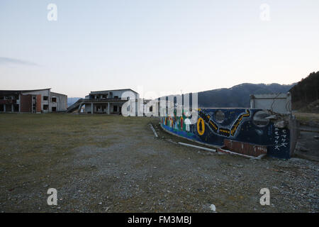 I resti di Okawa Scuola elementare su Marzo 11, 2016 in Ishinomaki, Prefettura di Miyagi, Giappone. Esattamente 5 anni prima 74 fuori della scuola del 108 studenti hanno perso la vita a causa dello tsunami nel marzo 11th, 2011. Non ci sono piani per ricostruire la scuola ma ancora questo non è stato fissato. Il destino degli edifici distrutti è inoltre dovrebbe essere decisa al più presto con i residenti della città divisa sulla questione se essi devono essere preservati come un memoriale o rimosso. © Yusuke Nakanishi/AFLO/Alamy Live News Foto Stock