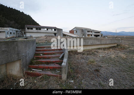 I resti di Okawa Scuola elementare su Marzo 11, 2016 in Ishinomaki, Prefettura di Miyagi, Giappone. Esattamente 5 anni prima 74 fuori della scuola del 108 studenti hanno perso la vita a causa dello tsunami nel marzo 11th, 2011. Non ci sono piani per ricostruire la scuola ma ancora questo non è stato fissato. Il destino degli edifici distrutti è inoltre dovrebbe essere decisa al più presto con i residenti della città divisa sulla questione se essi devono essere preservati come un memoriale o rimosso. © Yusuke Nakanishi/AFLO/Alamy Live News Foto Stock